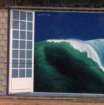 une vague peinte sur un mur