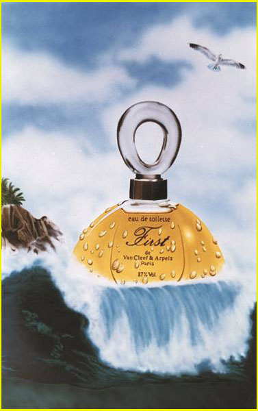 bouteille de parfum dans la mer